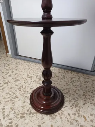 Lámpara de pie de madera de caoba con mesa auxilia