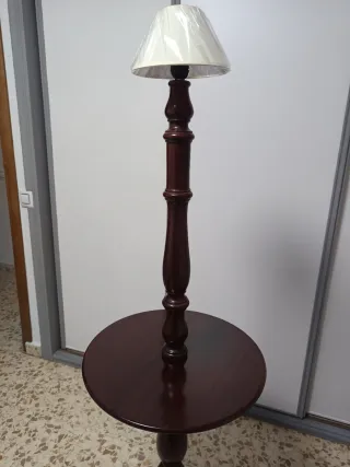 Lámpara de pie de madera de caoba con mesa auxilia