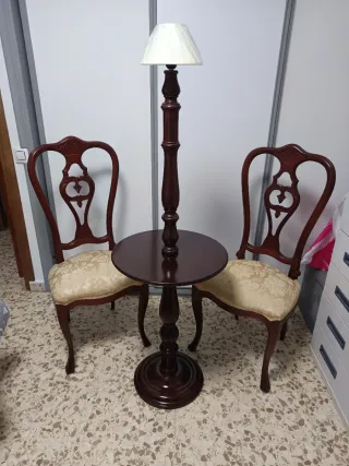 Lámpara de pie de madera de caoba con mesa auxilia