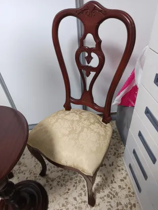 Lámpara de pie de madera de caoba con mesa auxilia