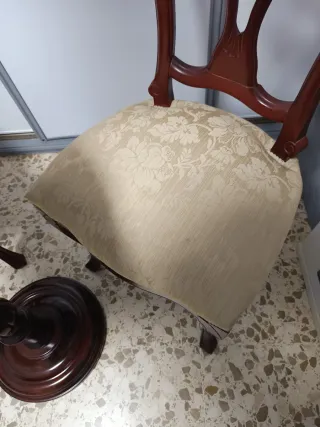 Lámpara de pie de madera de caoba con mesa auxilia