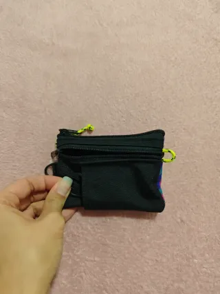 Cartera BLOM con cremallera y estampado geométrico