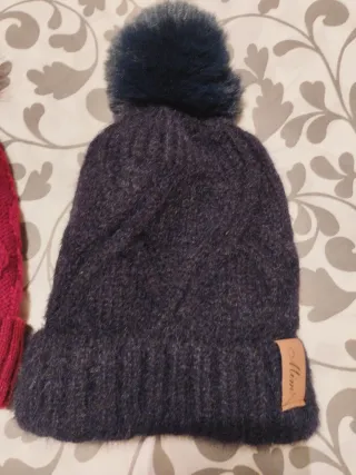 2 Gorros de Lana con Pompón