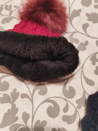 2 Gorros de Lana con Pompón