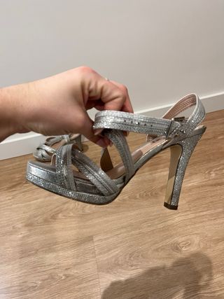 Sandalias de tacón plateadas ceremonia