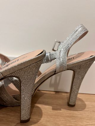 Sandalias de tacón plateadas ceremonia