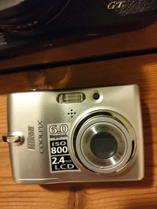 Lotto fotocamere: Canon,2 Nikon, Polaroid