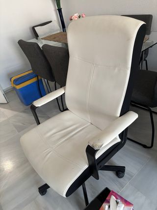 Silla de oficina beige y negra