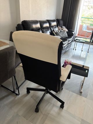 Silla de oficina beige y negra