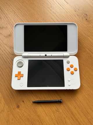 New Nintendo 2DS XL Naranja y Blanca