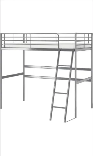 Cama alta tipo litera metálica, color blanco
