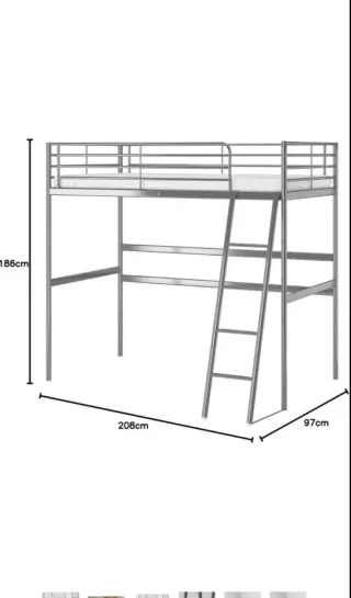 Cama alta tipo litera metálica, color blanco