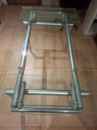 Mesa de comedor de cristal y metal