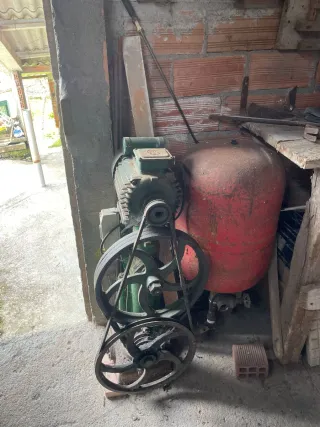 Bomba de pozo con motor y depósito