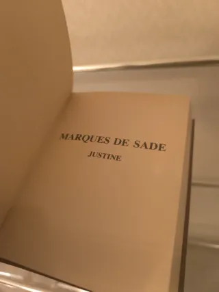 Libro Justine tapa dura dorada.