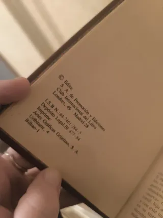 Libro Justine tapa dura dorada.