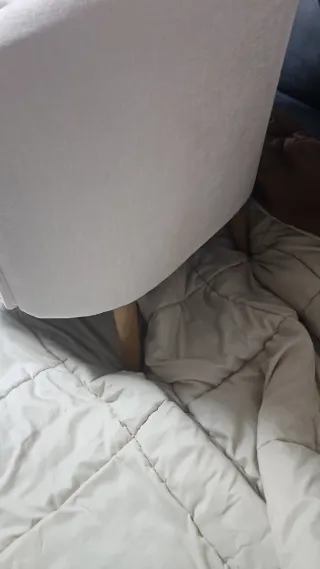 Sillón tapizado beige y blanco