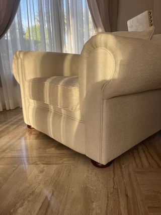 Sofá con dos sillones