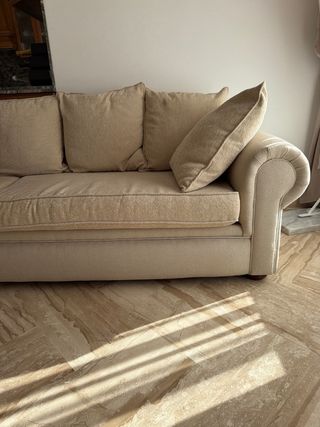 Sofá con dos sillones