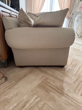 Sofá con dos sillones