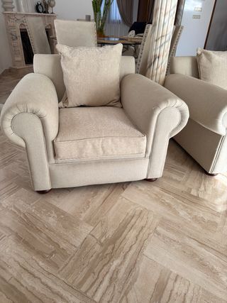 Sofá con dos sillones