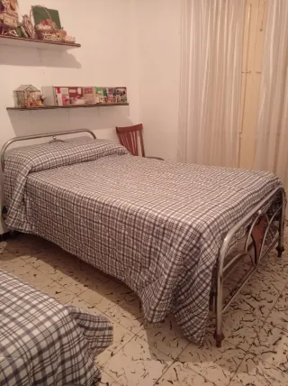 2 CAMAS y UNA MESITA