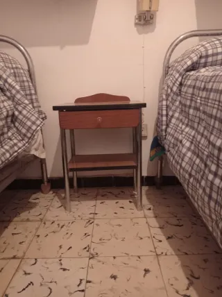 2 CAMAS y UNA MESITA