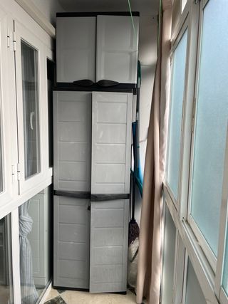 Armario de jardín de plástico gris