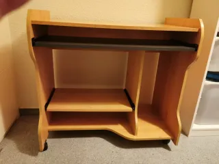 Mesa de ordenador con bandeja extraíble