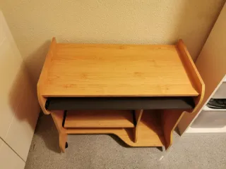 Mesa de ordenador con bandeja extraíble