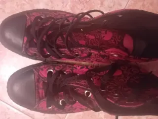 Converse calaveras rojas y negras T36.originales
