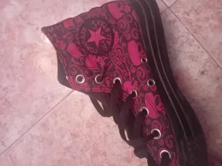Converse calaveras rojas y negras T36.originales