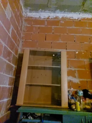 Vitrina de madera y cristal marrón