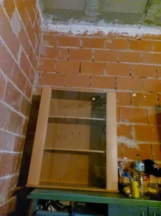 Vitrina de madera y cristal marrón