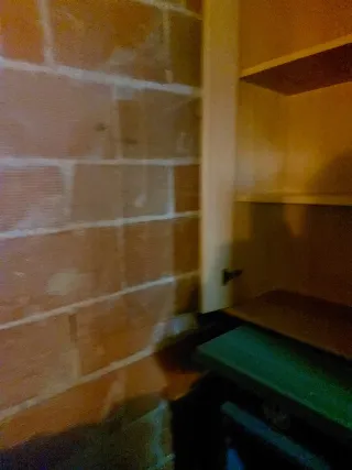 Vitrina de madera y cristal marrón