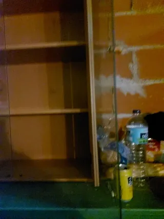 Vitrina de madera y cristal marrón