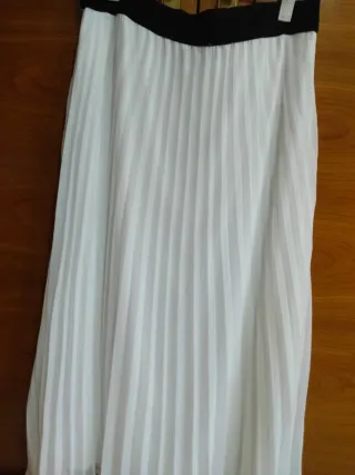 Falda larga plisada blanca