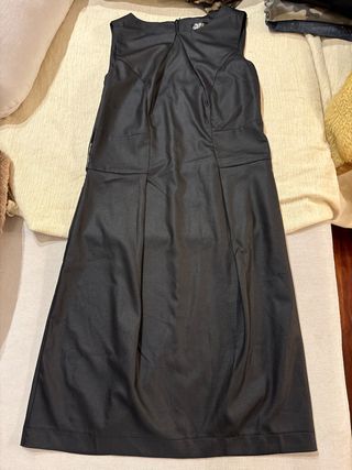 Elegante vestido negro hasta la rodilla