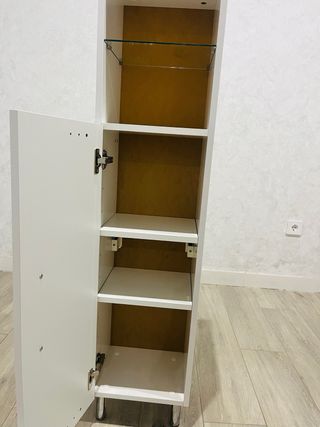 Mueble de baño blanco con cristal.