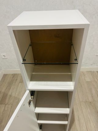 Mueble de baño blanco con cristal.
