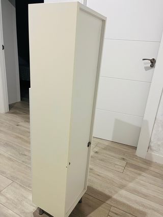 Mueble de baño blanco con cristal.