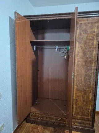 Armario ropero de madera con espejo