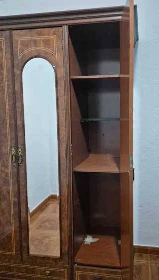 Armario ropero de madera con espejo