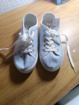 Zapatillas de rayas azules y blancas