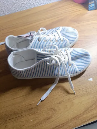 Zapatillas de rayas azules y blancas