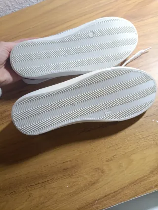 Zapatillas de rayas azules y blancas