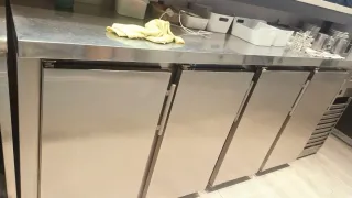 Nevera con barra de acero inoxidable