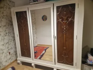 Armario de madera con espejo