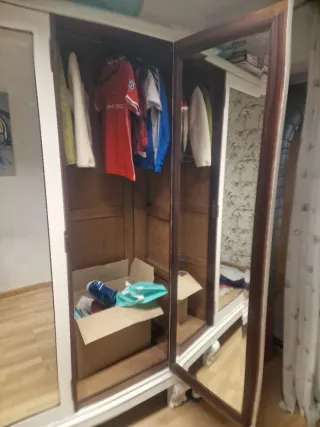 Armario de madera con espejo