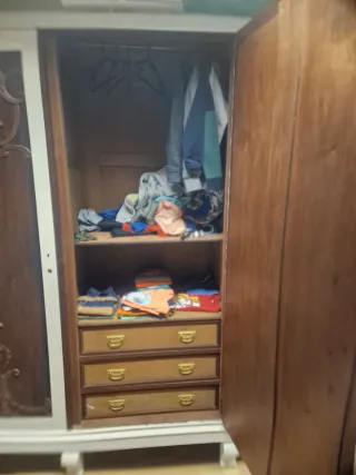 Armario de madera con espejo